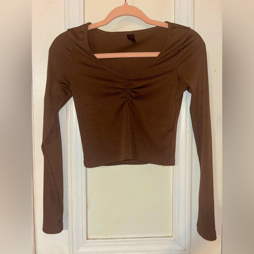 -Color: Brown
- Kinda Low V-top 
-Mid Crop
-Romwe